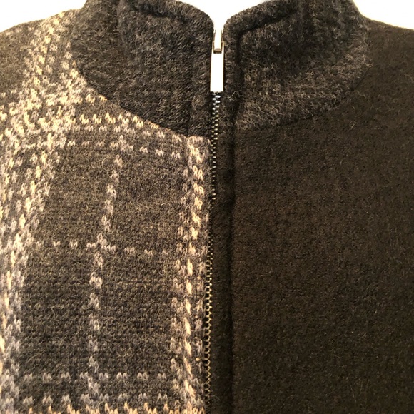 Gray/black cape w/full zipper - Picture 5 of 10